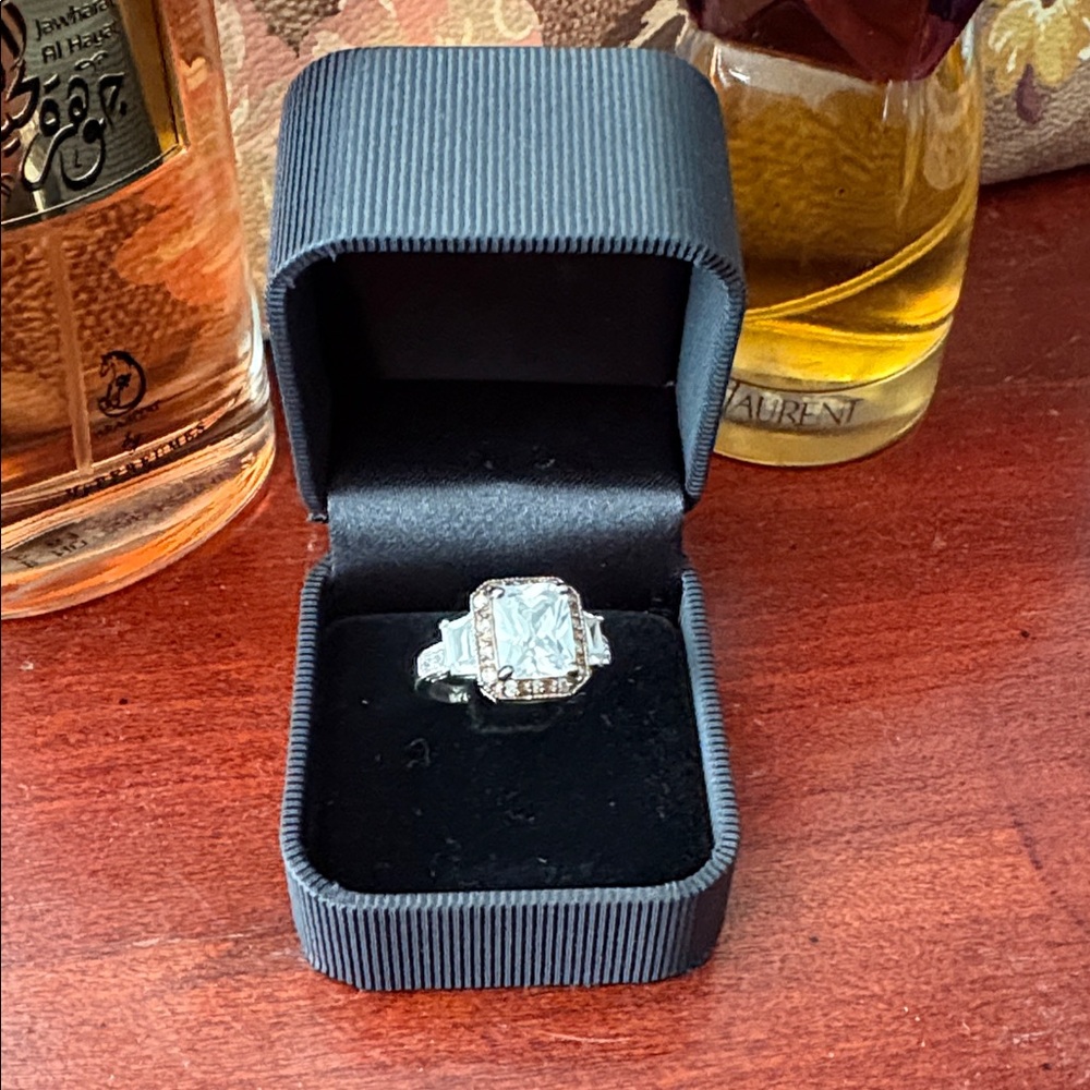 Elegant Silver Ring with Clear Gemstone